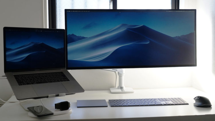 ディスプレイをケーブル1本で接続 充電可能 Macbookを持つデザイナー