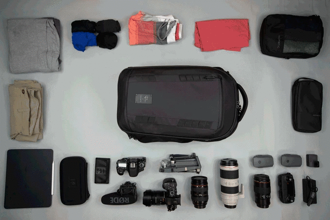 1つのバッグの中に、カメラと衣類のセクションが存在する