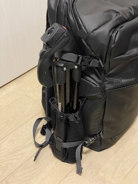 Manfrotto COMPACT Actionに三脚を収納した上から見た状態